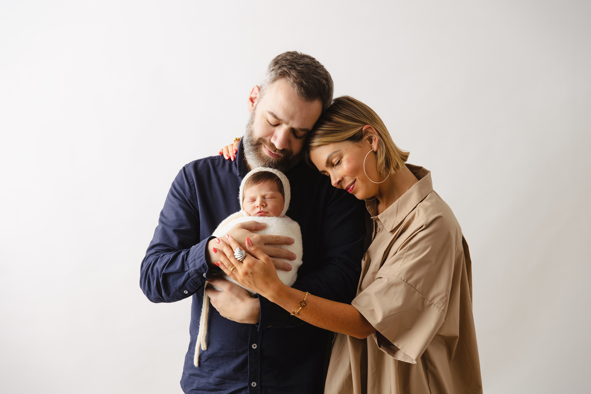Fotografia de família com recém-nascido, celebrando a chegada do segundo filho com afeto.