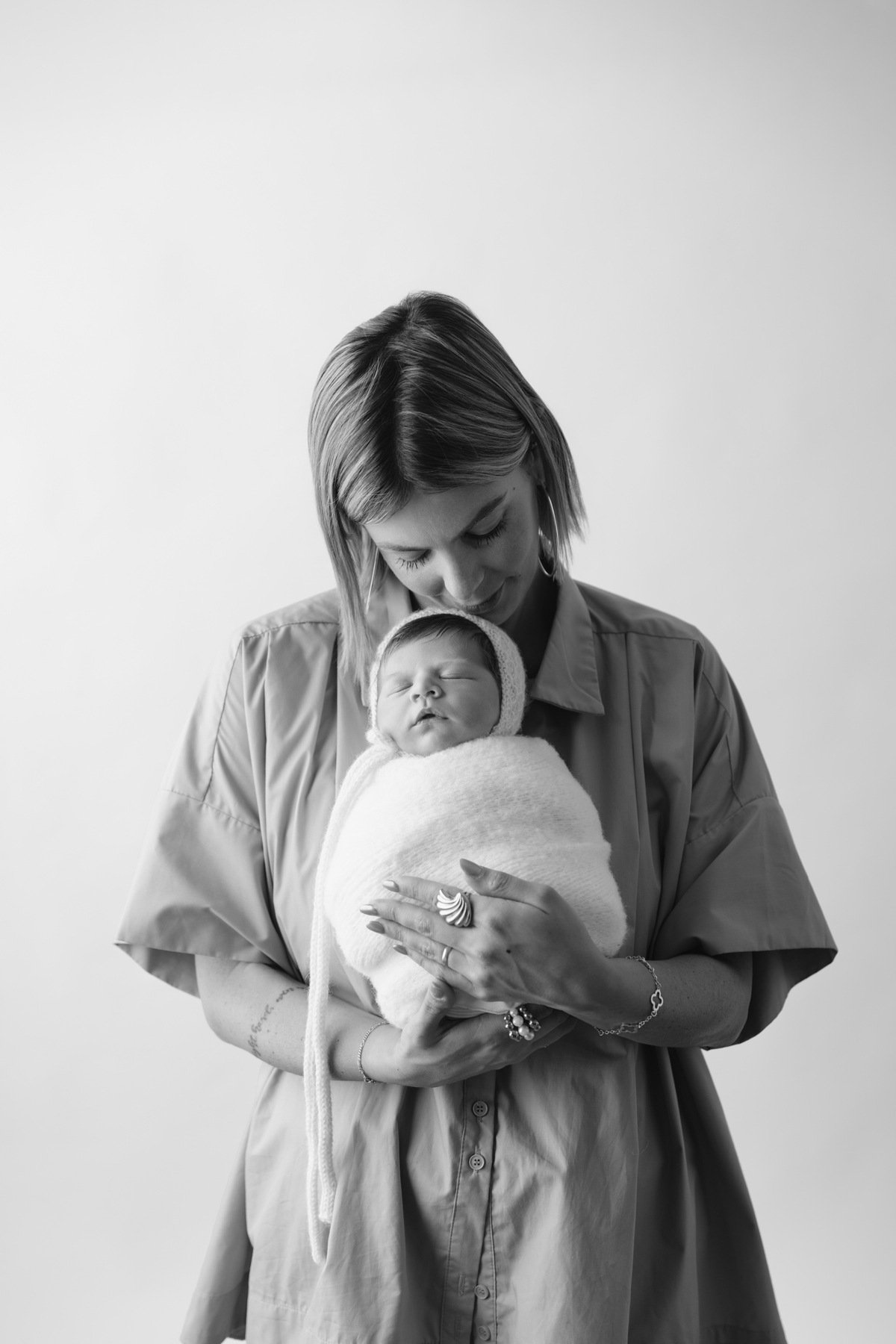 Fotografia de família com recém-nascido, celebrando a chegada do segundo filho com afeto.