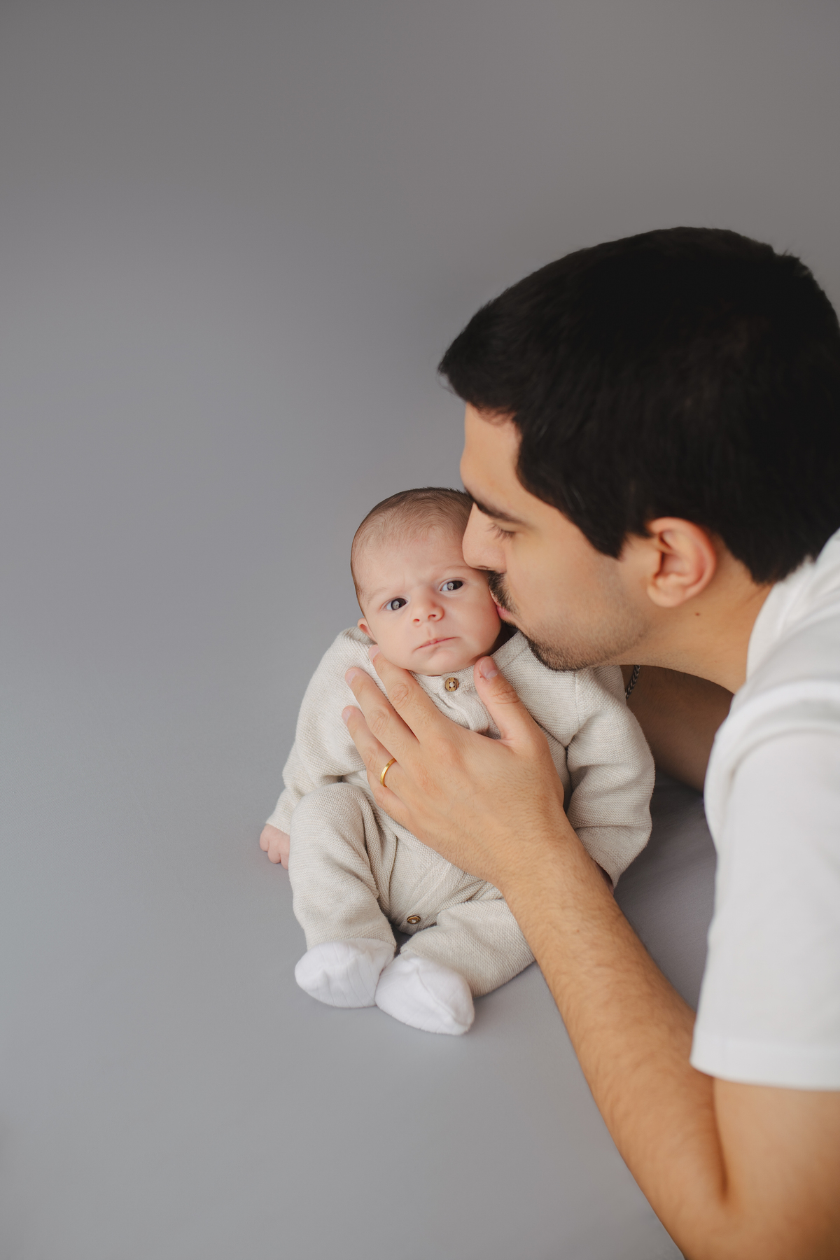 Fotografia newborn com foco na expressão doce e serena do recém-nascido aos 27 dias.