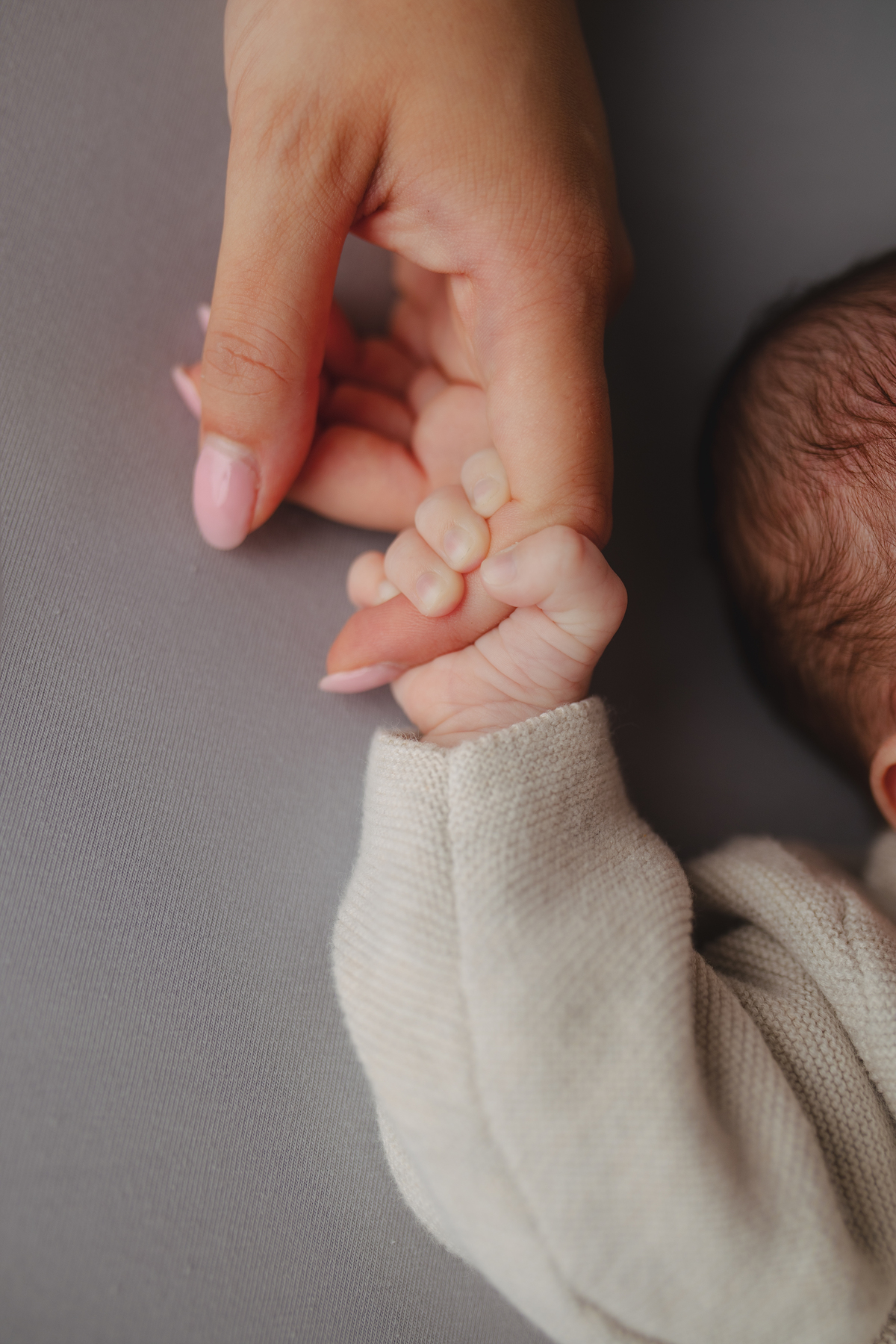 Fotografia newborn com foco na expressão doce e serena do recém-nascido aos 27 dias.