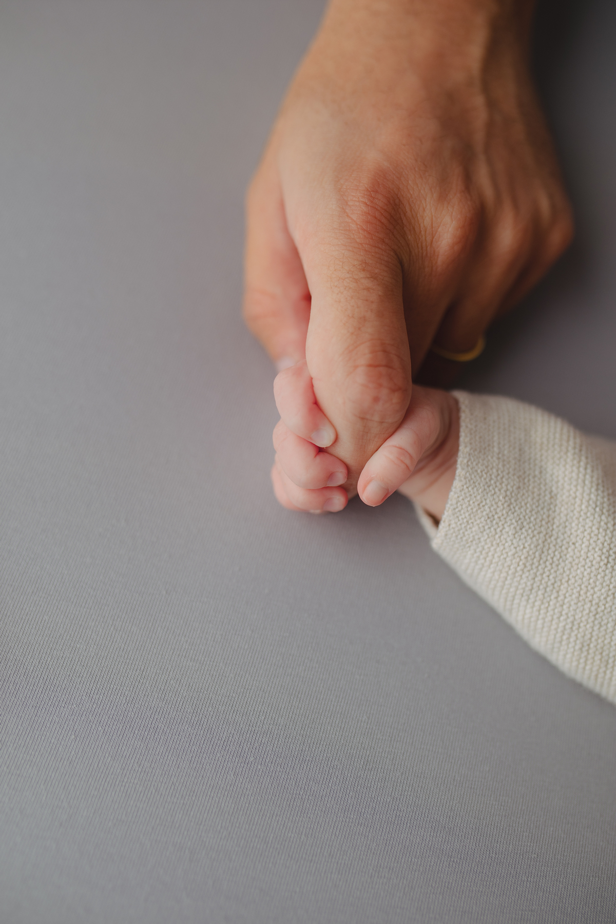 Fotografia newborn com foco na expressão doce e serena do recém-nascido aos 27 dias.