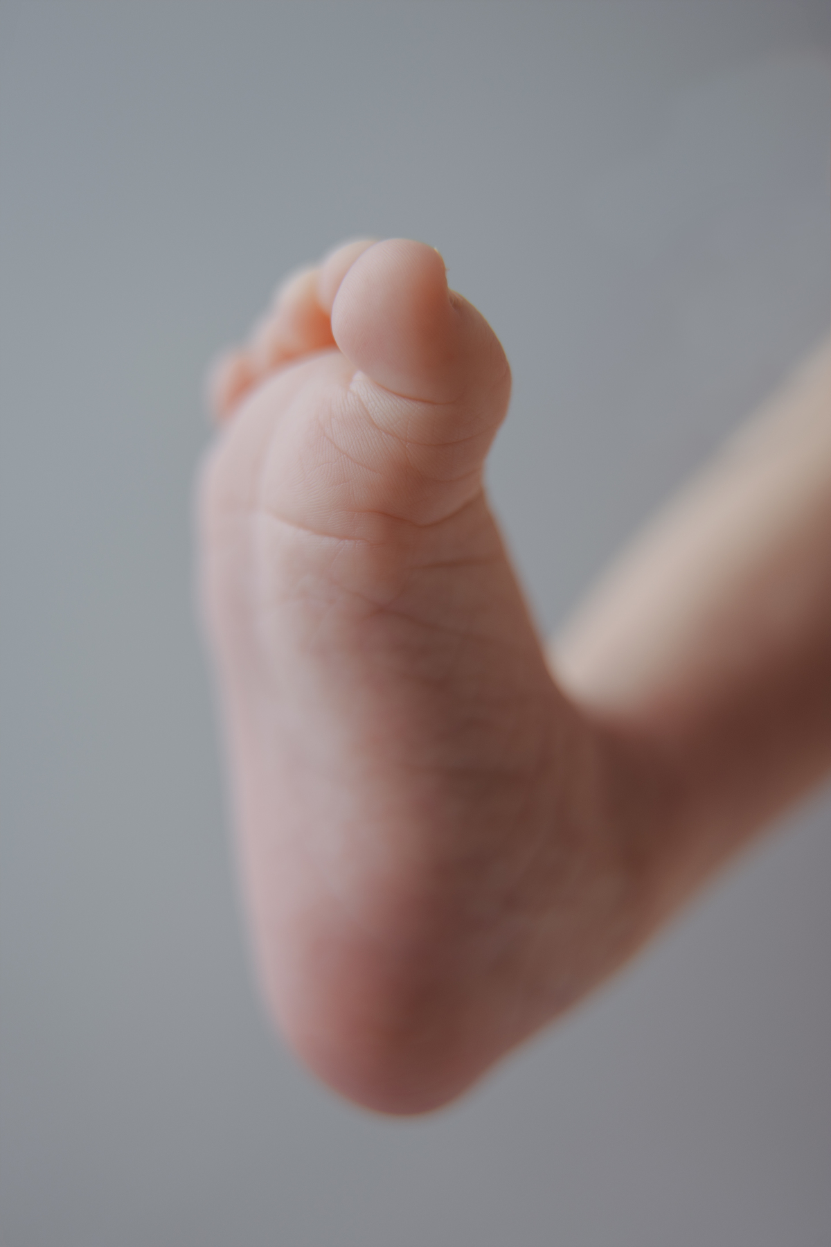 Fotografia newborn com foco na expressão doce e serena do recém-nascido aos 27 dias.