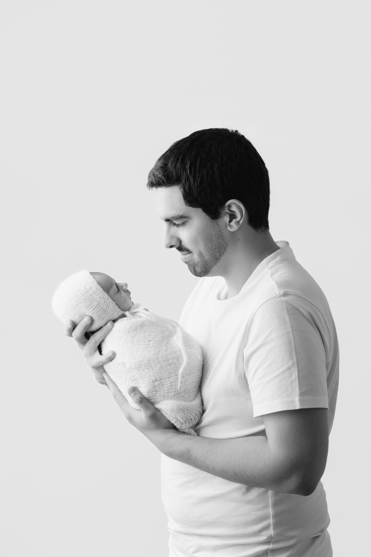 Fotografia newborn com foco na expressão doce e serena do recém-nascido aos 27 dias.