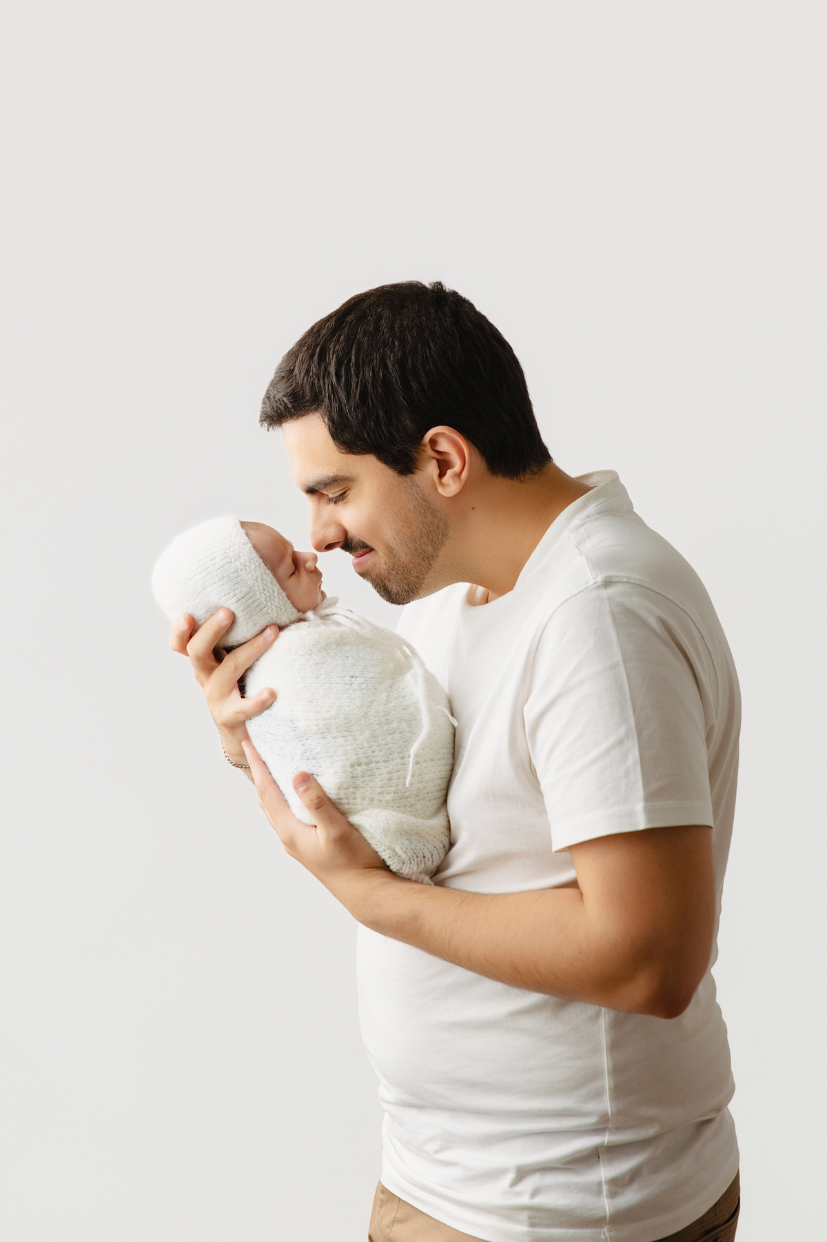 Fotografia newborn com foco na expressão doce e serena do recém-nascido aos 27 dias.