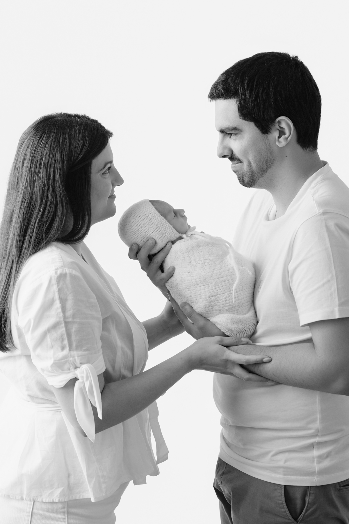 Fotografia newborn com foco na expressão doce e serena do recém-nascido aos 27 dias.