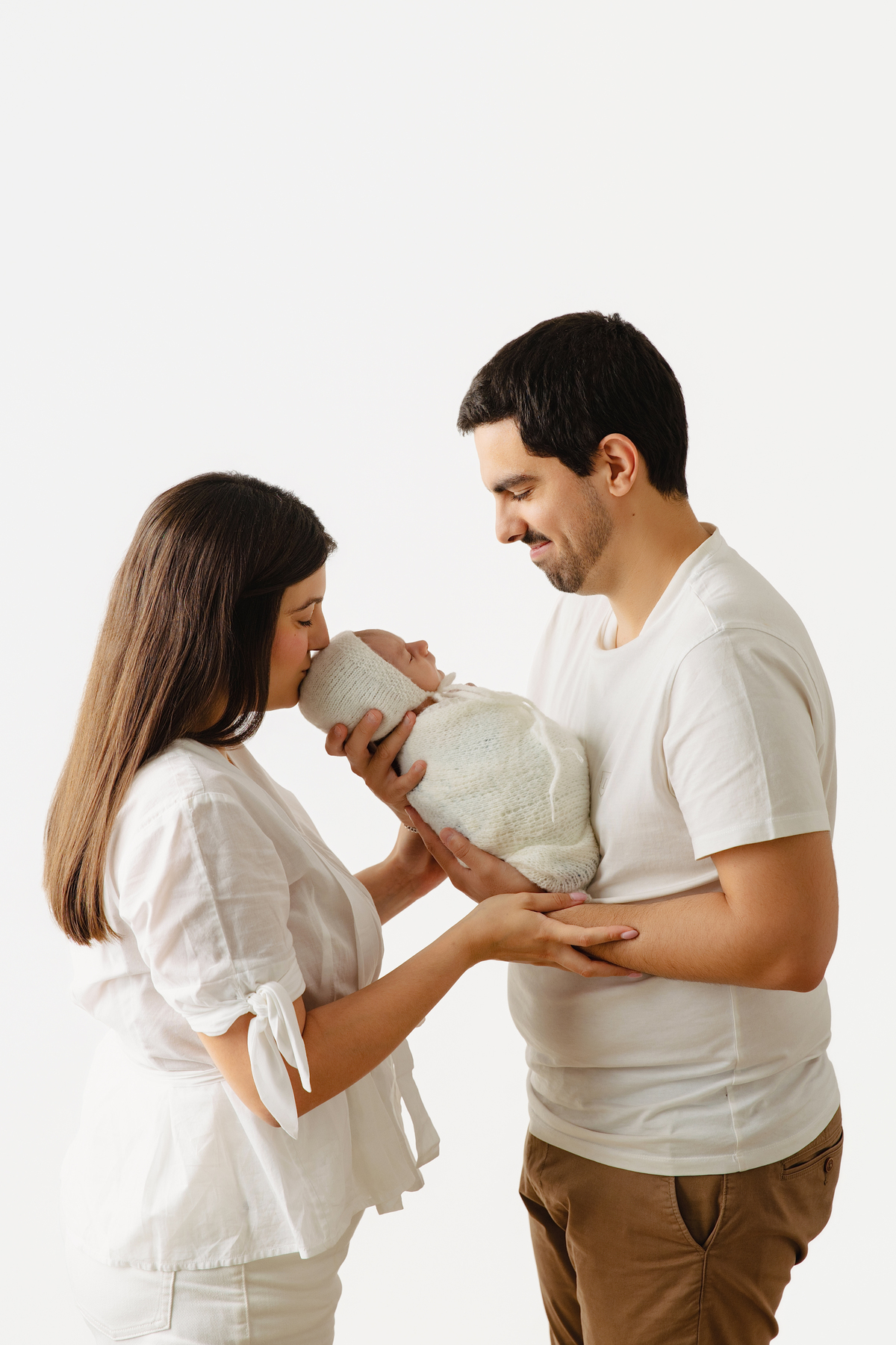 Fotografia newborn com foco na expressão doce e serena do recém-nascido aos 27 dias.