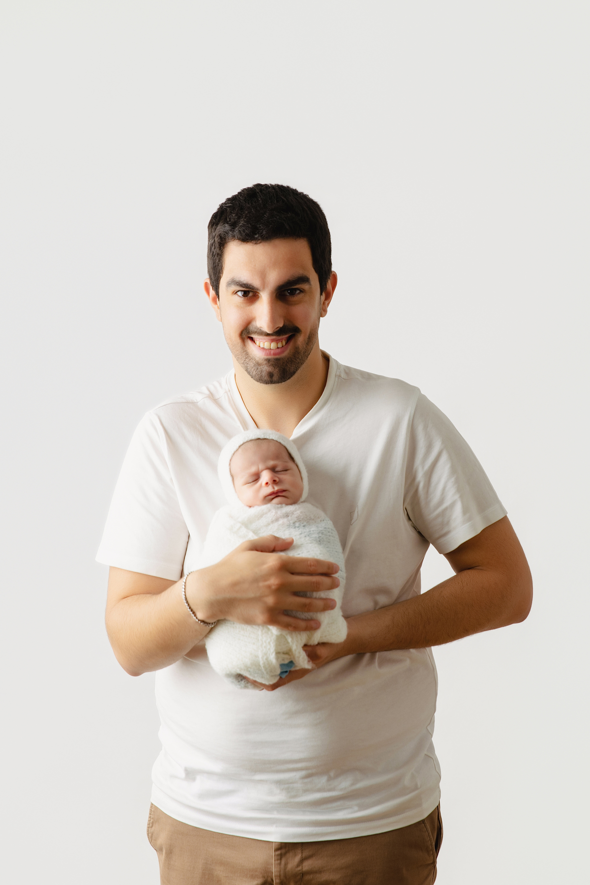 Fotografia newborn com foco na expressão doce e serena do recém-nascido aos 27 dias.