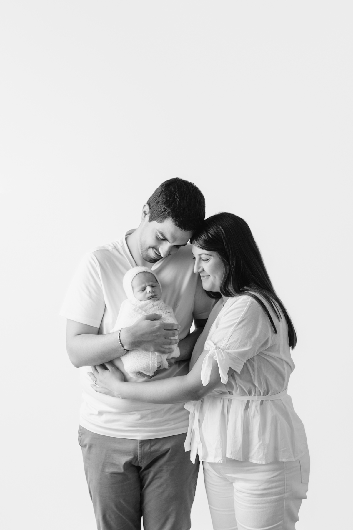 Fotografia newborn com foco na expressão doce e serena do recém-nascido aos 27 dias.