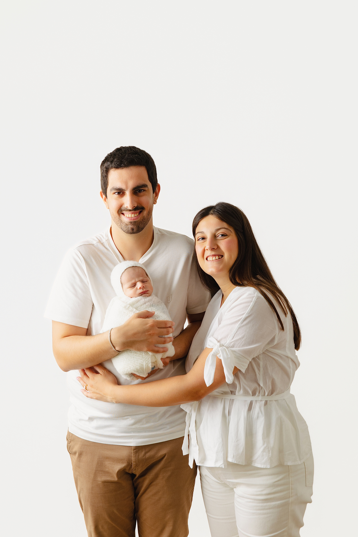 Fotografia newborn com foco na expressão doce e serena do recém-nascido aos 27 dias.