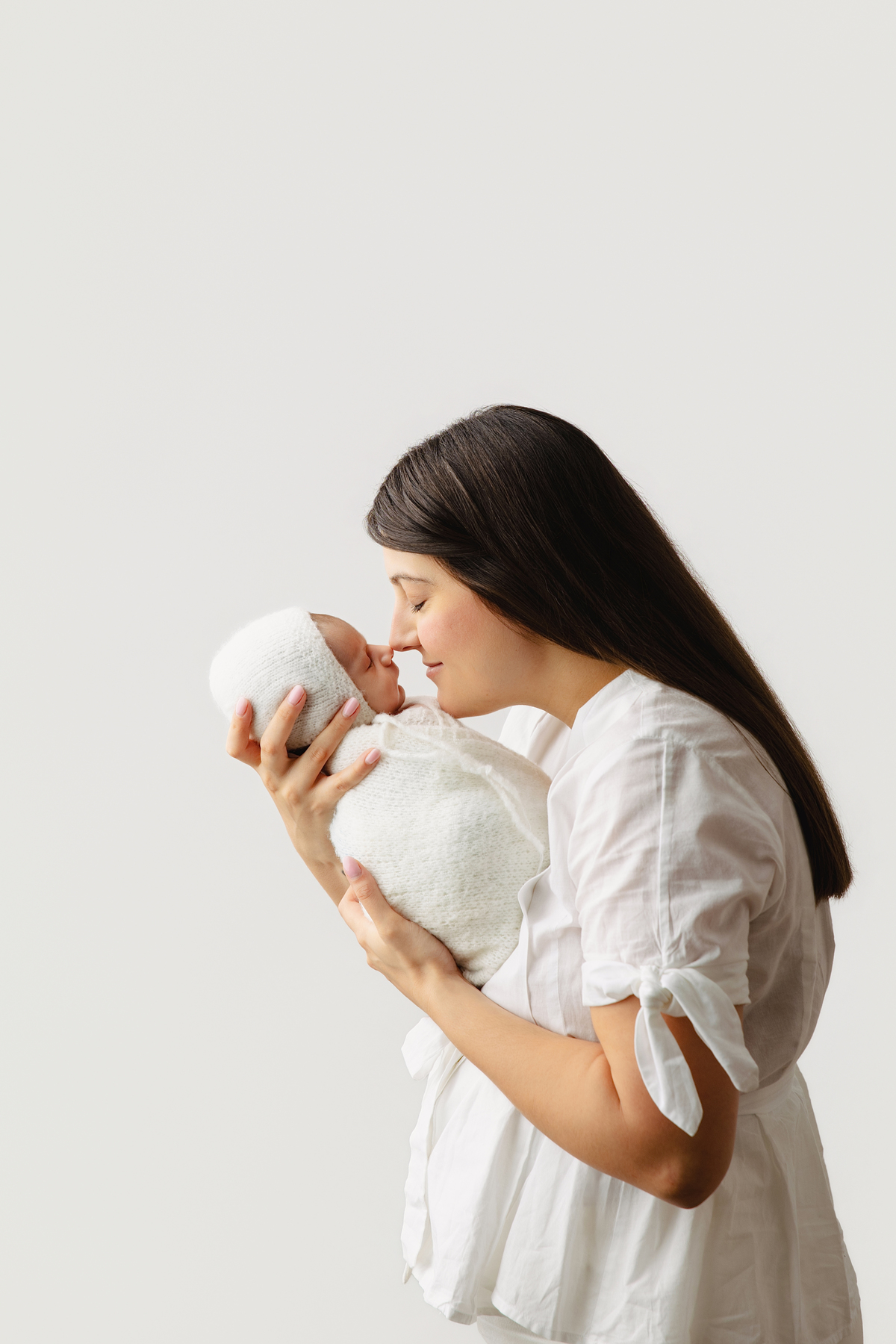 Fotografia newborn com foco na expressão doce e serena do recém-nascido aos 27 dias.