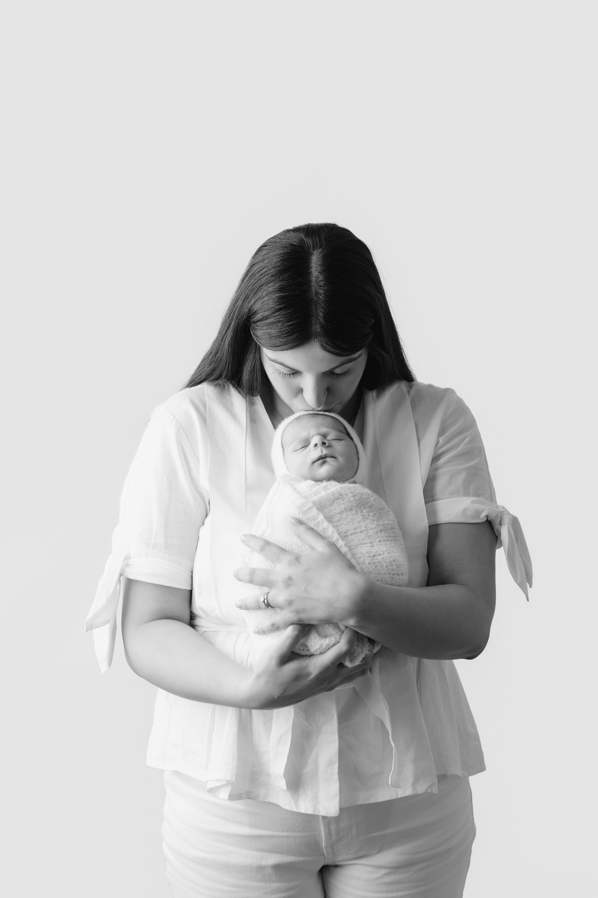 Fotografia newborn com foco na expressão doce e serena do recém-nascido aos 27 dias.