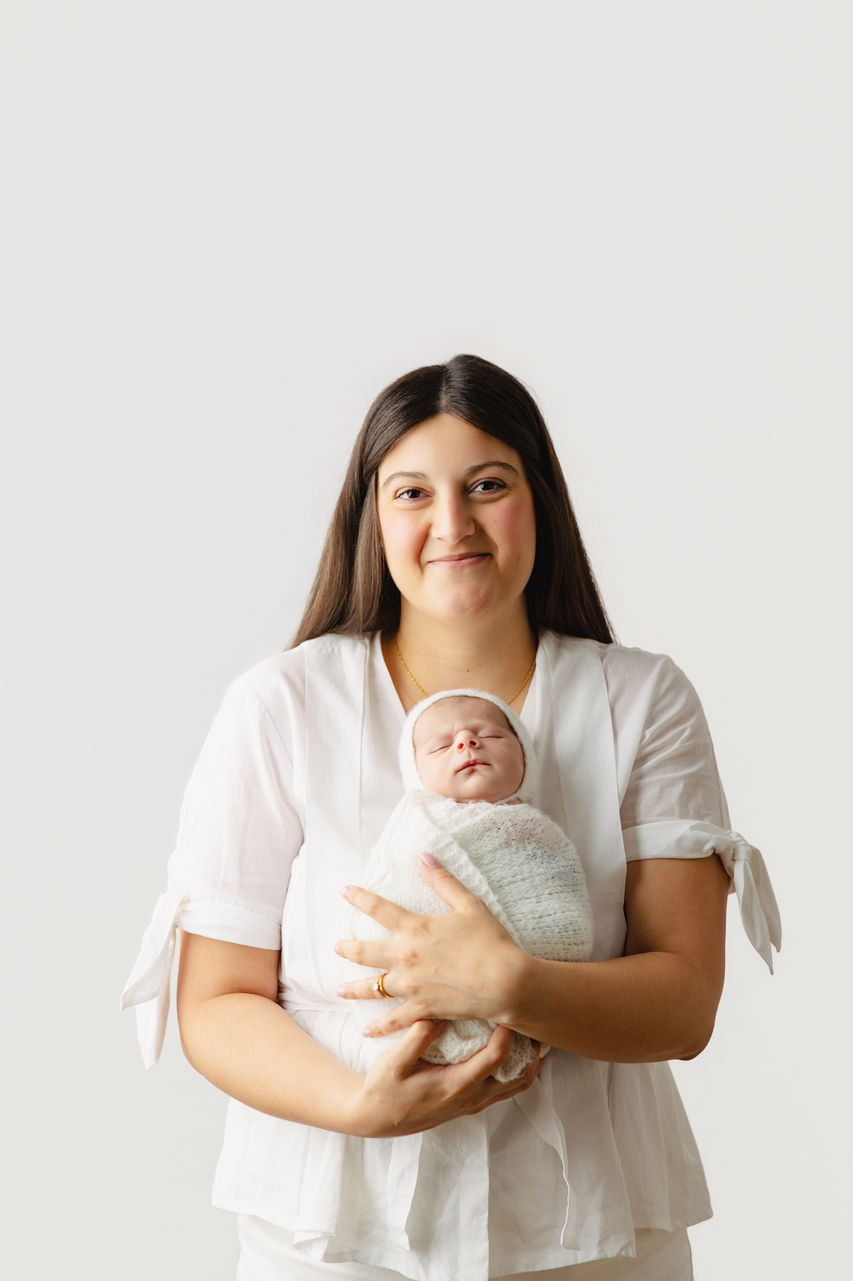 Fotografia newborn com foco na expressão doce e serena do recém-nascido aos 27 dias.