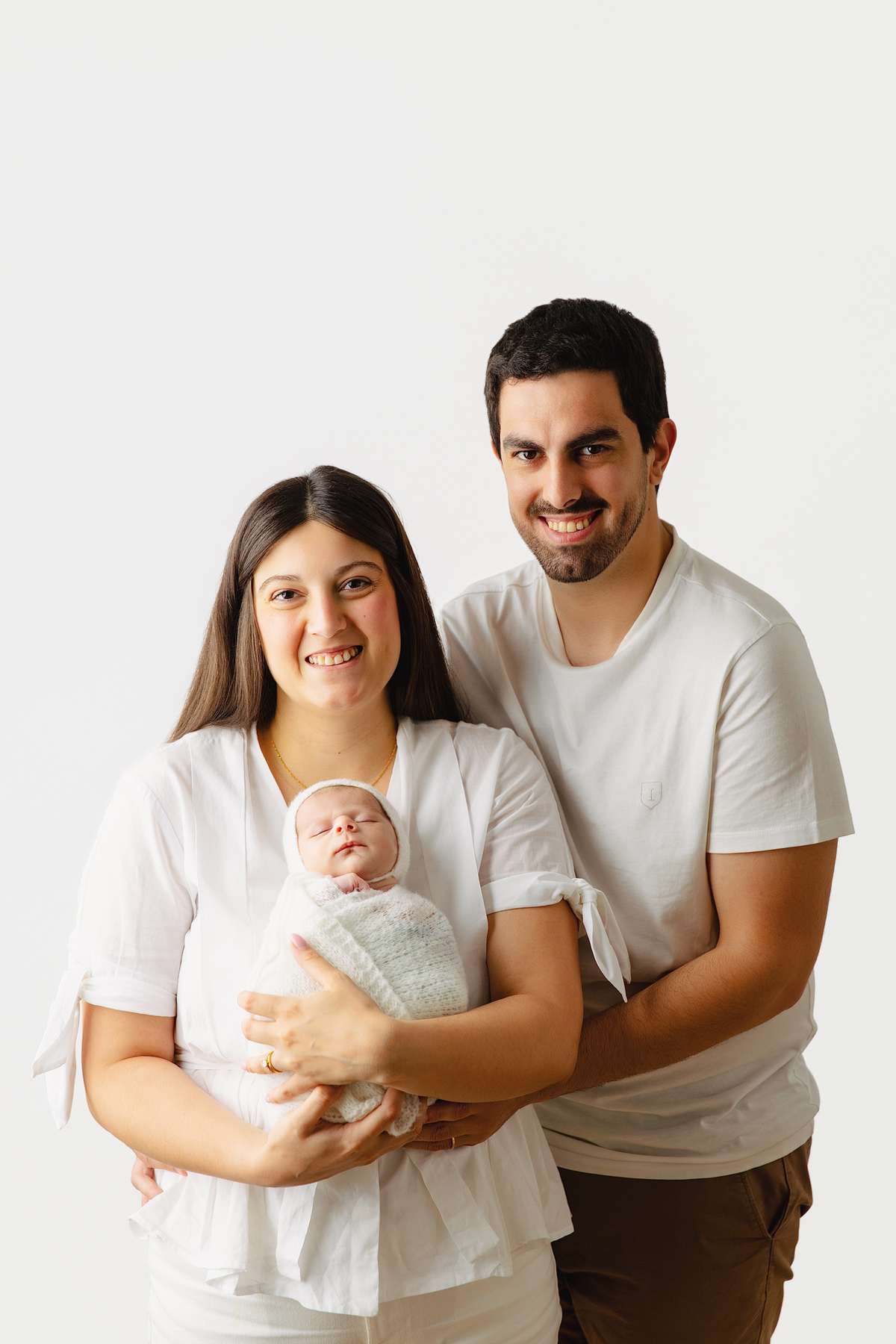 Fotografia newborn com foco na expressão doce e serena do recém-nascido aos 27 dias.