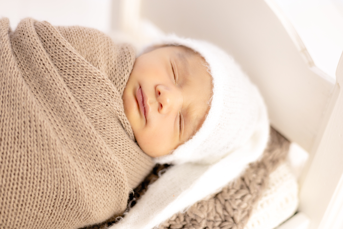 bebe com touquinha de soneca