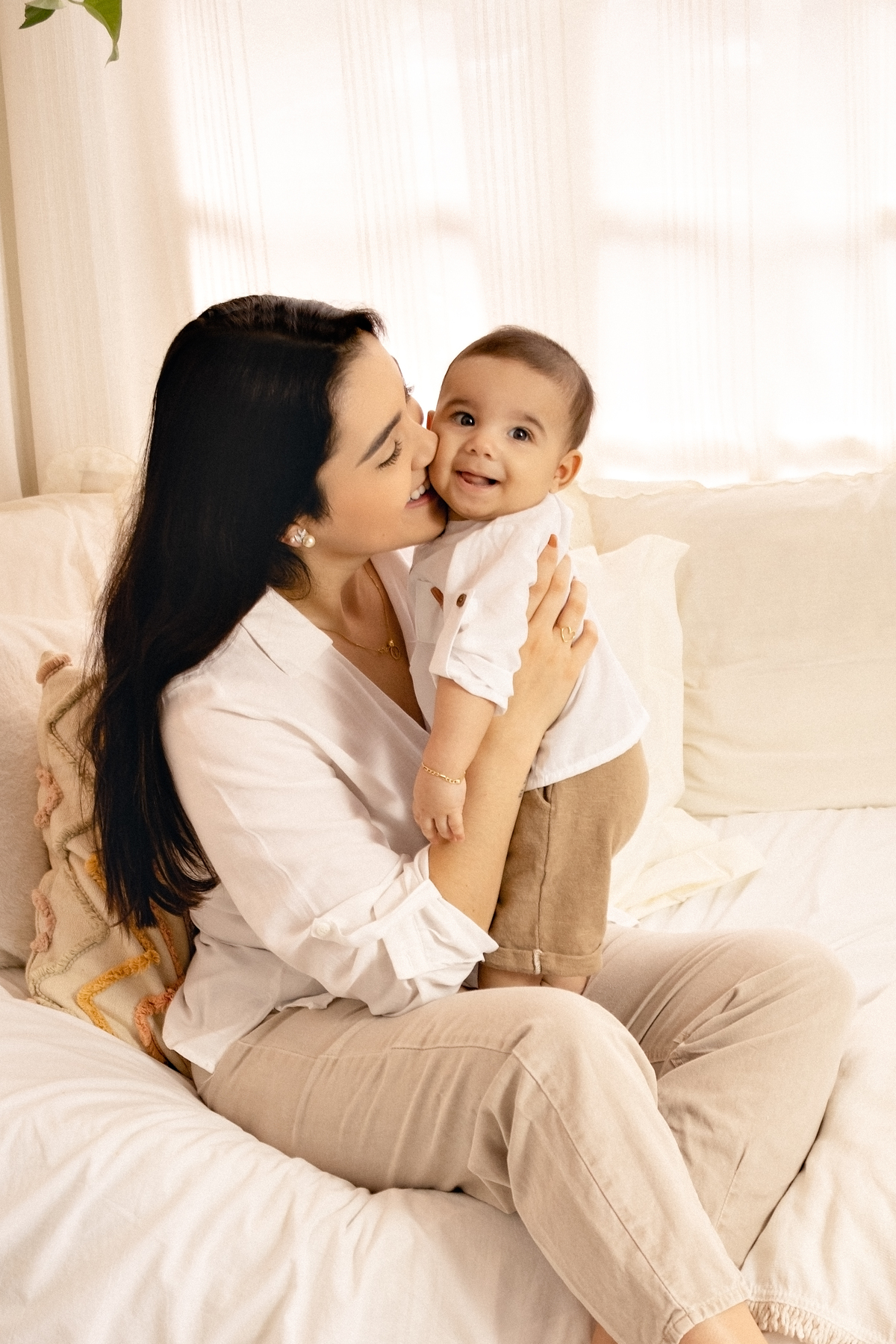 mãe dando beijinho no bebê