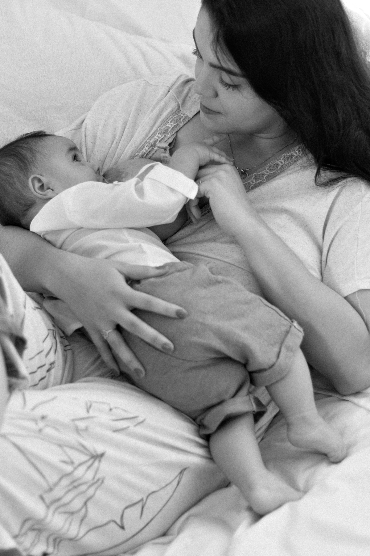 momento fofo da mãe amamentando