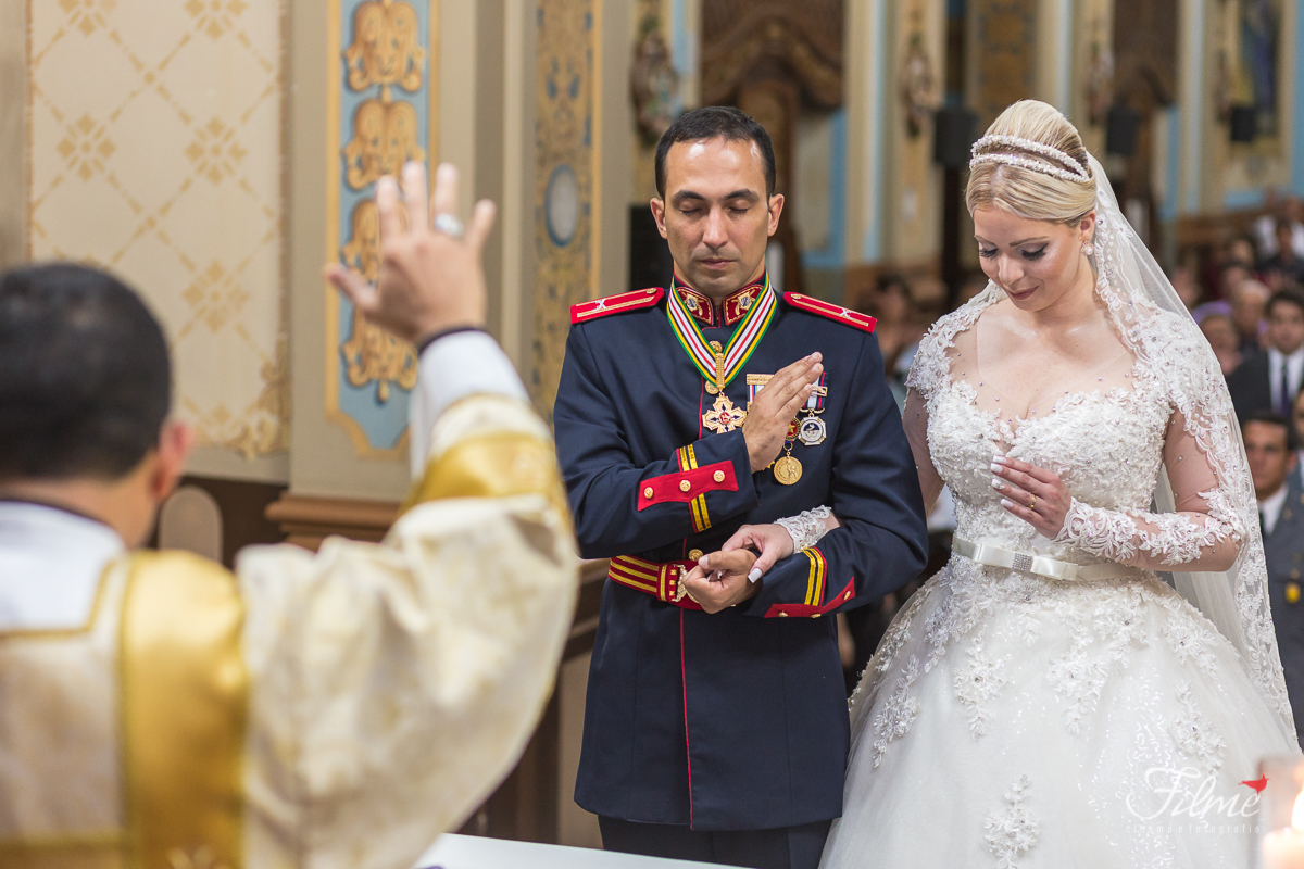 Priscyla e Bruno no altar em oração