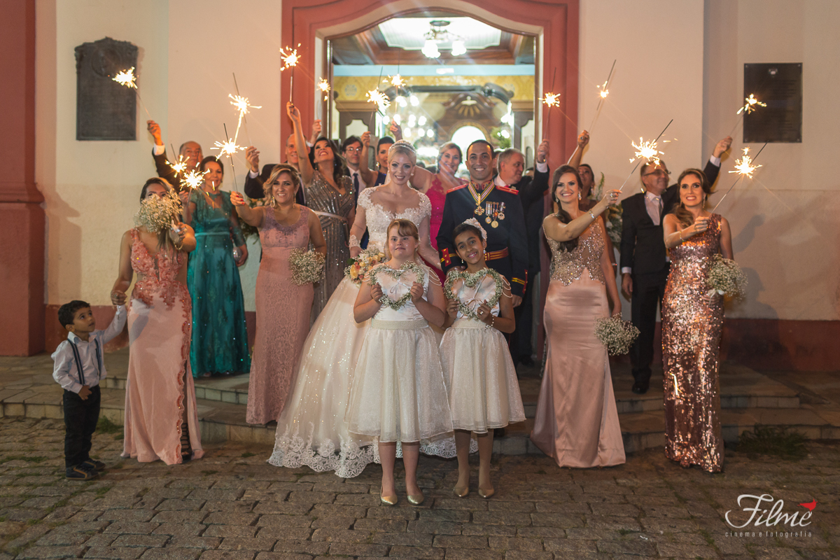 Priscyla e Bruno com Padrinhos e pais na frente do Convento de Nossa Senhora das Graças