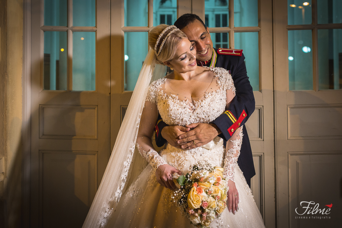 À frente da estação de trem em Guaratinguetá, Ensaio com vestido de noiva de Priscyla e Bruno antes da festa