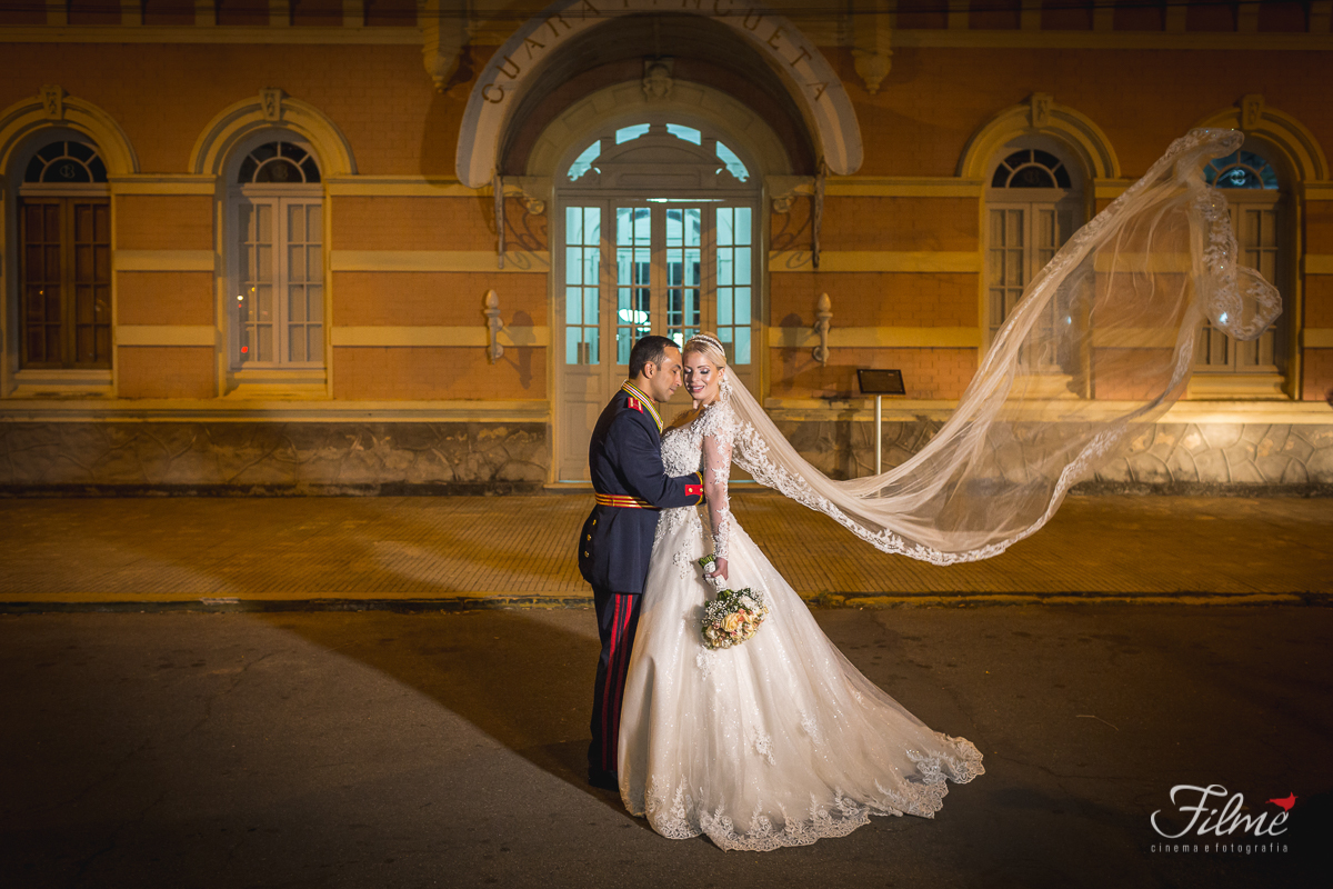 Ensaio com vestido de noivo de Priscyla e Bruno antes da festa na praça Condensa de Frontin em Guaratinguetá - SP