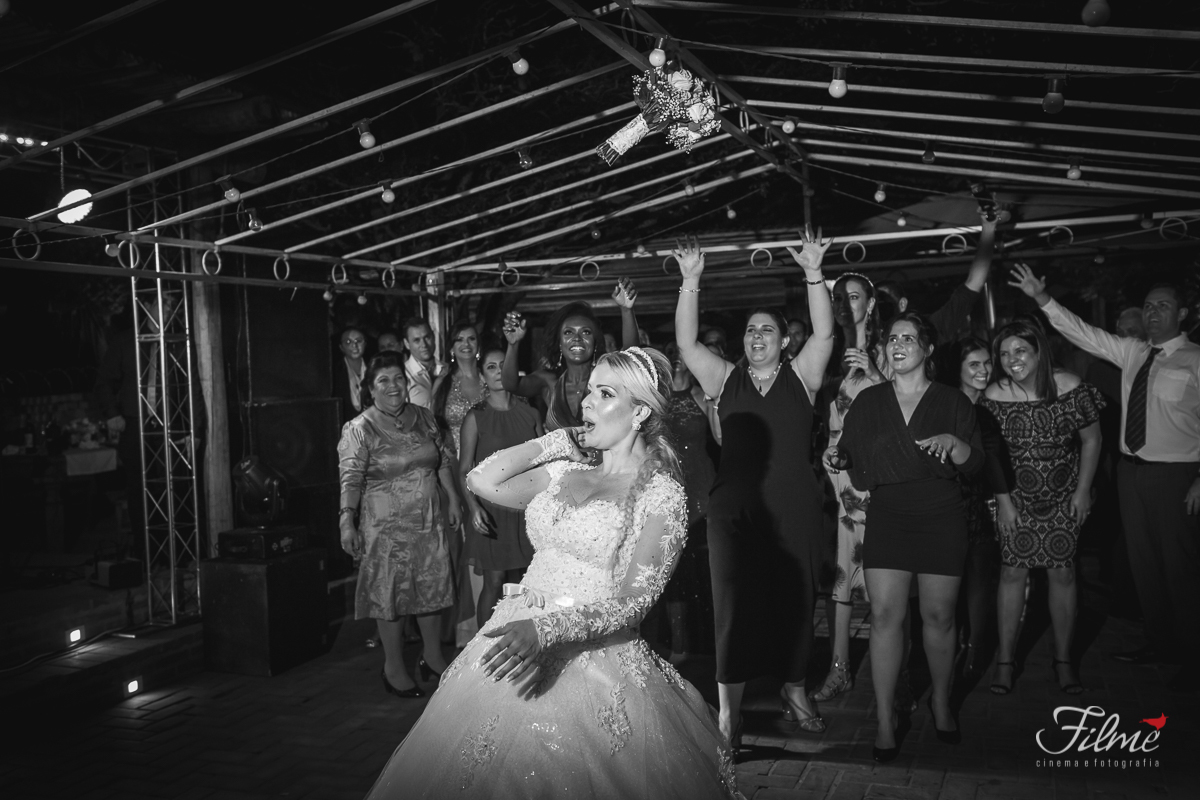 Priscyla e Bruno hora de jogar o bouquet