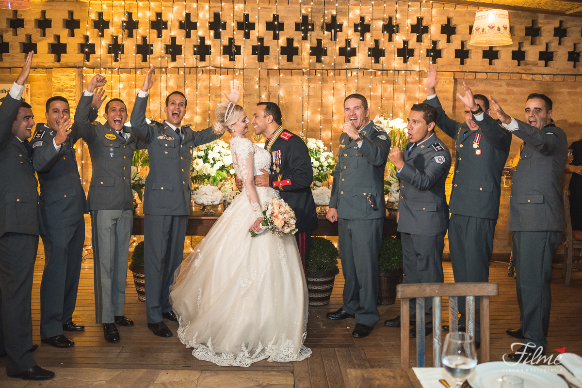 Padrinhos de Priscyla e Bruno na festa em frente a mesa do bolo