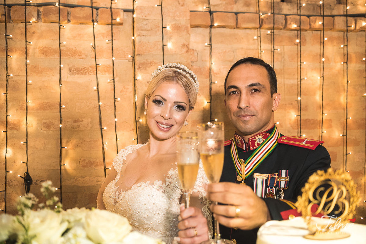 Priscyla e Bruno Brindando na mesa do bolo