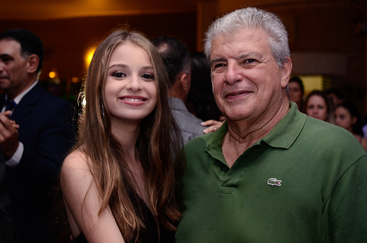 Avô e Neta dançando a valsa