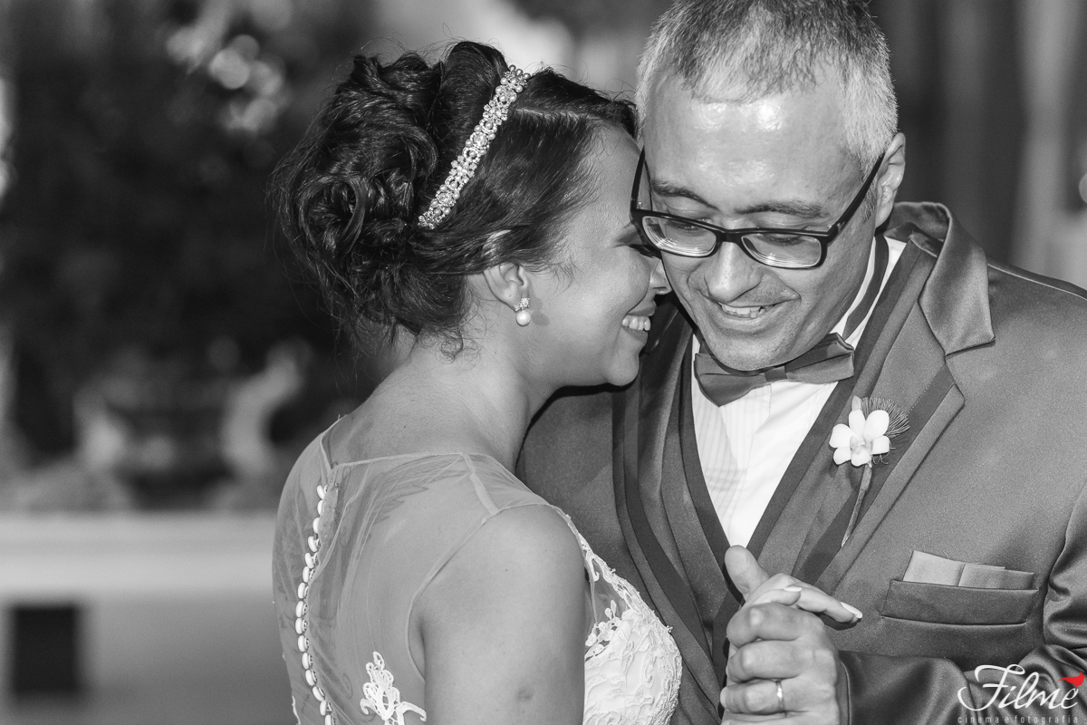 dança dos noivos em quiosque buffet em Guaratinguetá