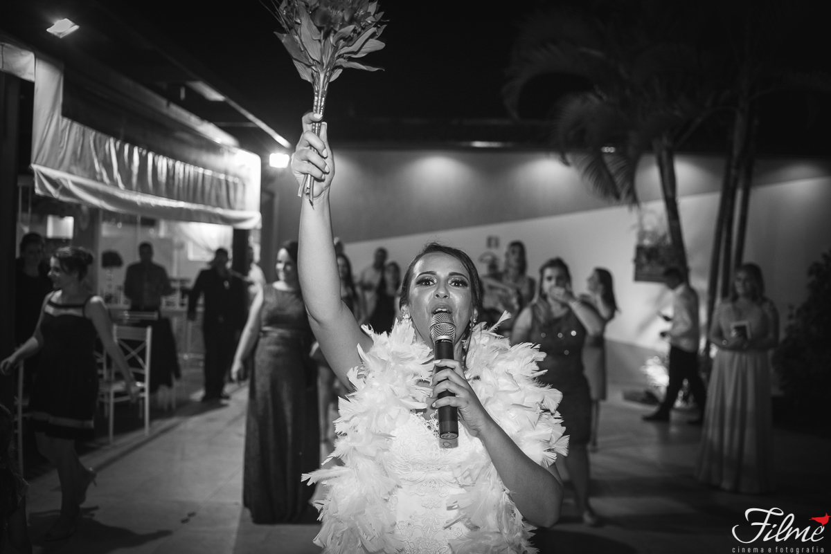 noiva joga o bouquet na festa do casamento