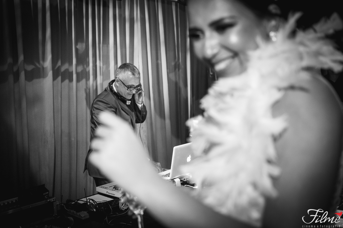 noivo dj toca para a noiva