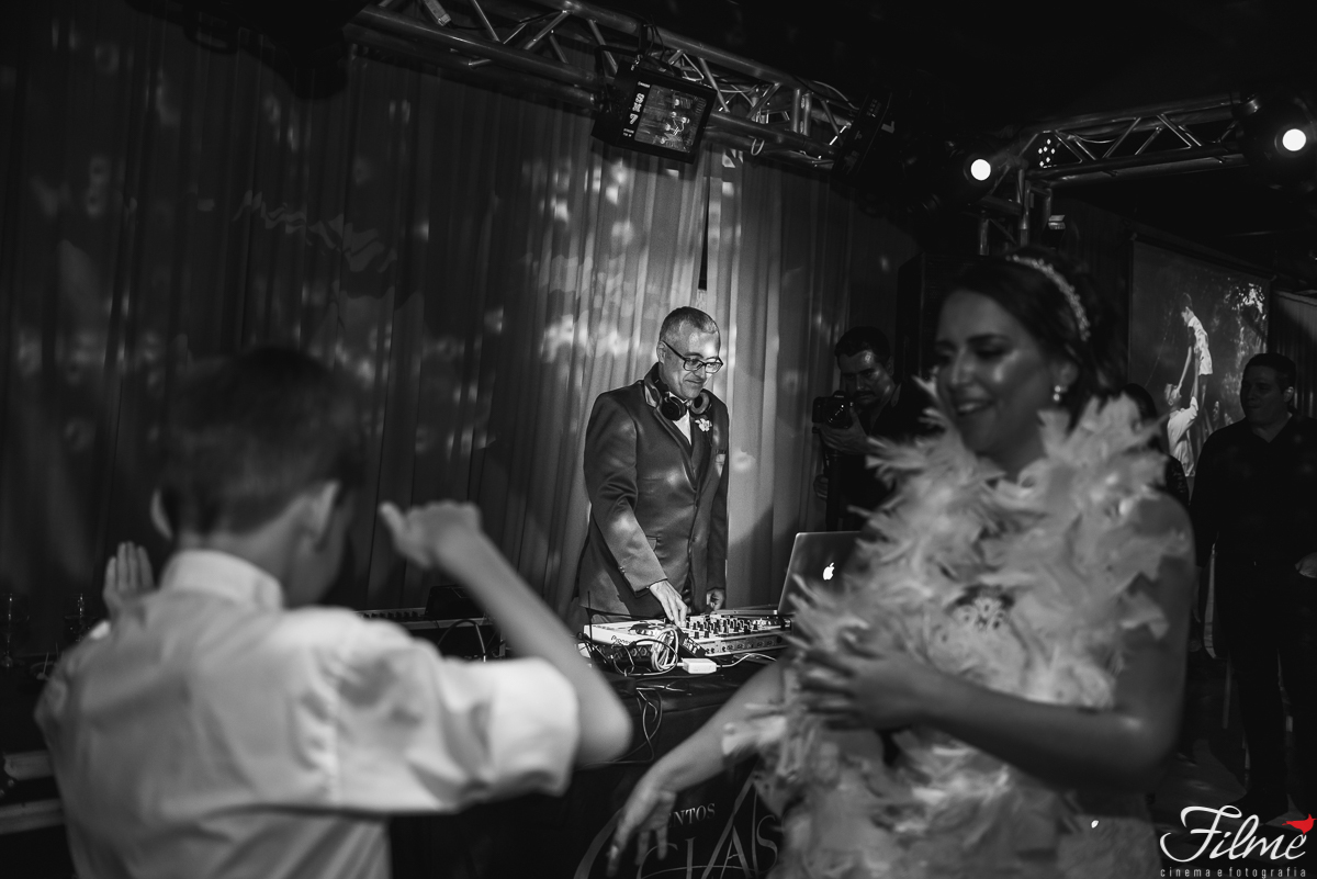 filho dança em festa de casamento da mãe