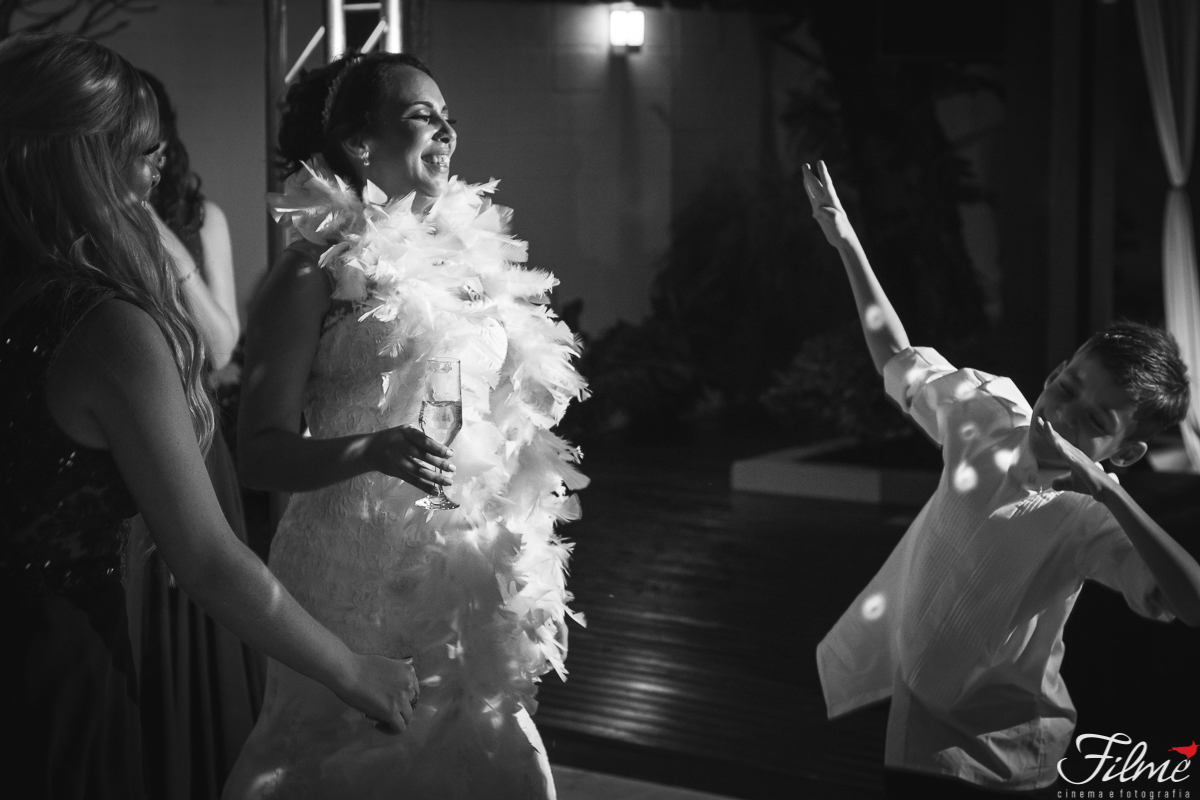 filho dança com mãe em sua festa de casamento