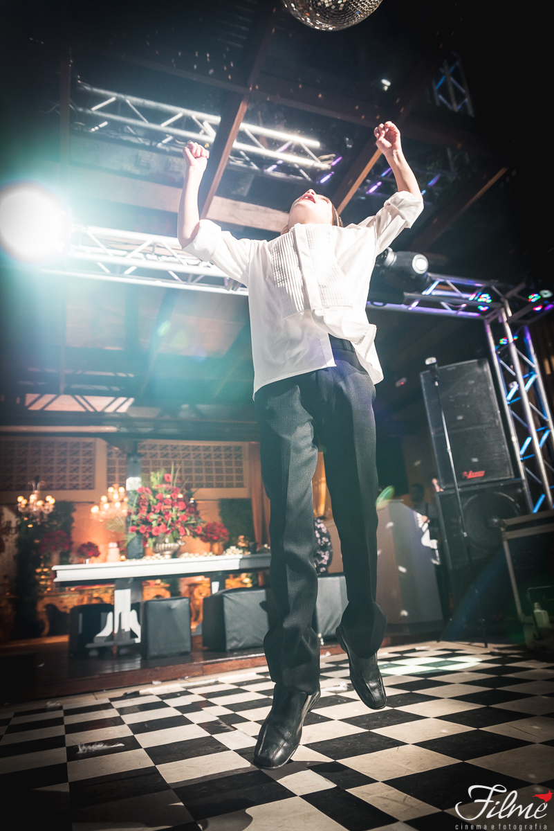 criança pulando e dançando em festa de casamneto