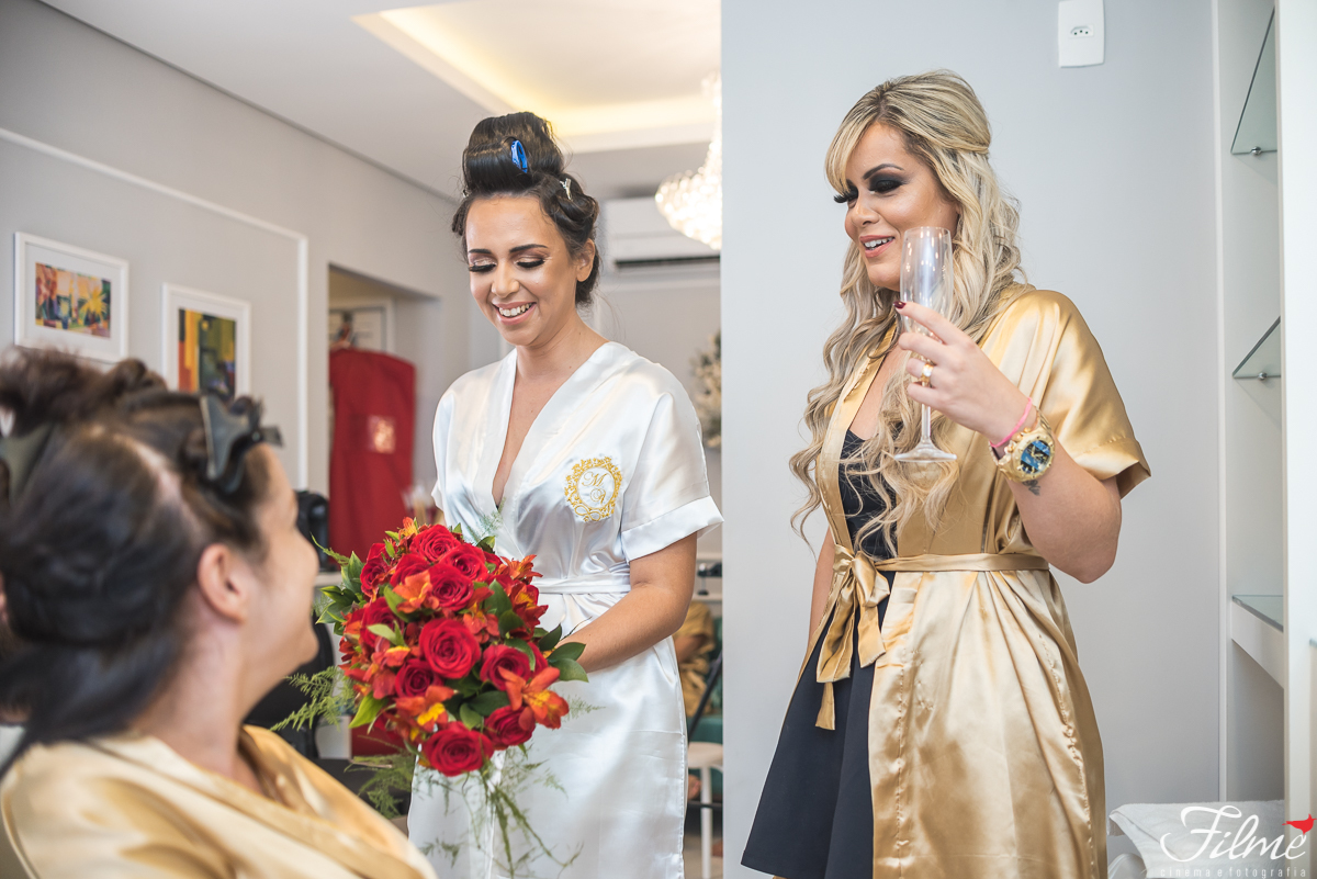 noiva mostrando o bouquet para madrinhas