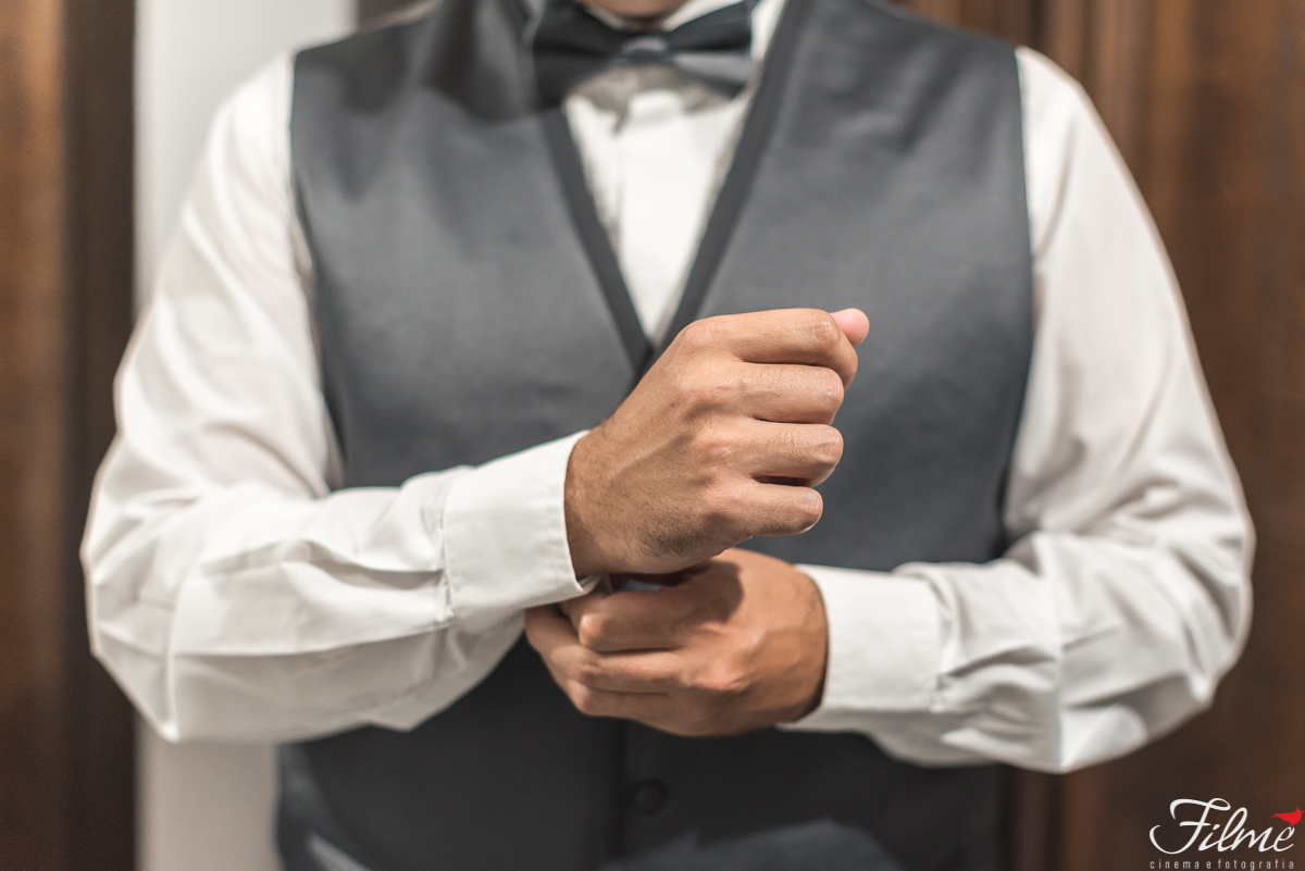 noivo apertando o botao da camisa