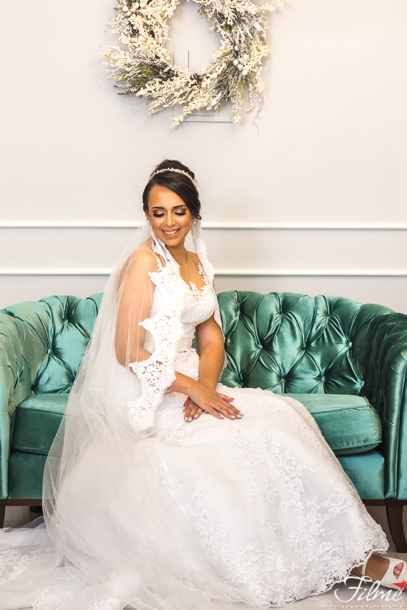 noiva posando para fotos em sofá vintage verde