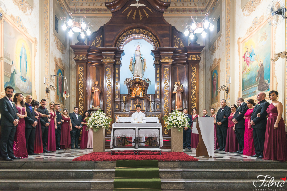 padre e padrinhos no altar da igreja nossa senhora das graças em Guaratinguetá