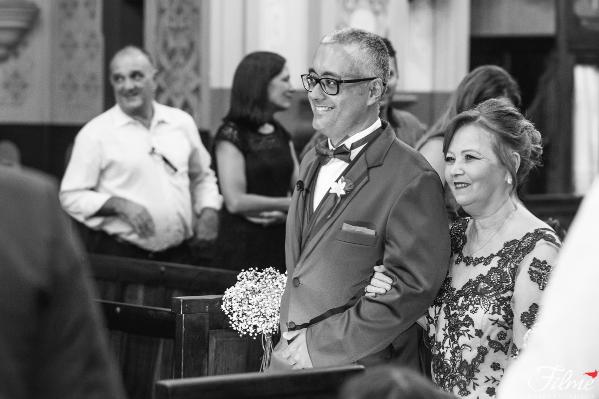 noivo entrando com a mãe na  igreja nossa senhora das graças em Guaratinguetá
