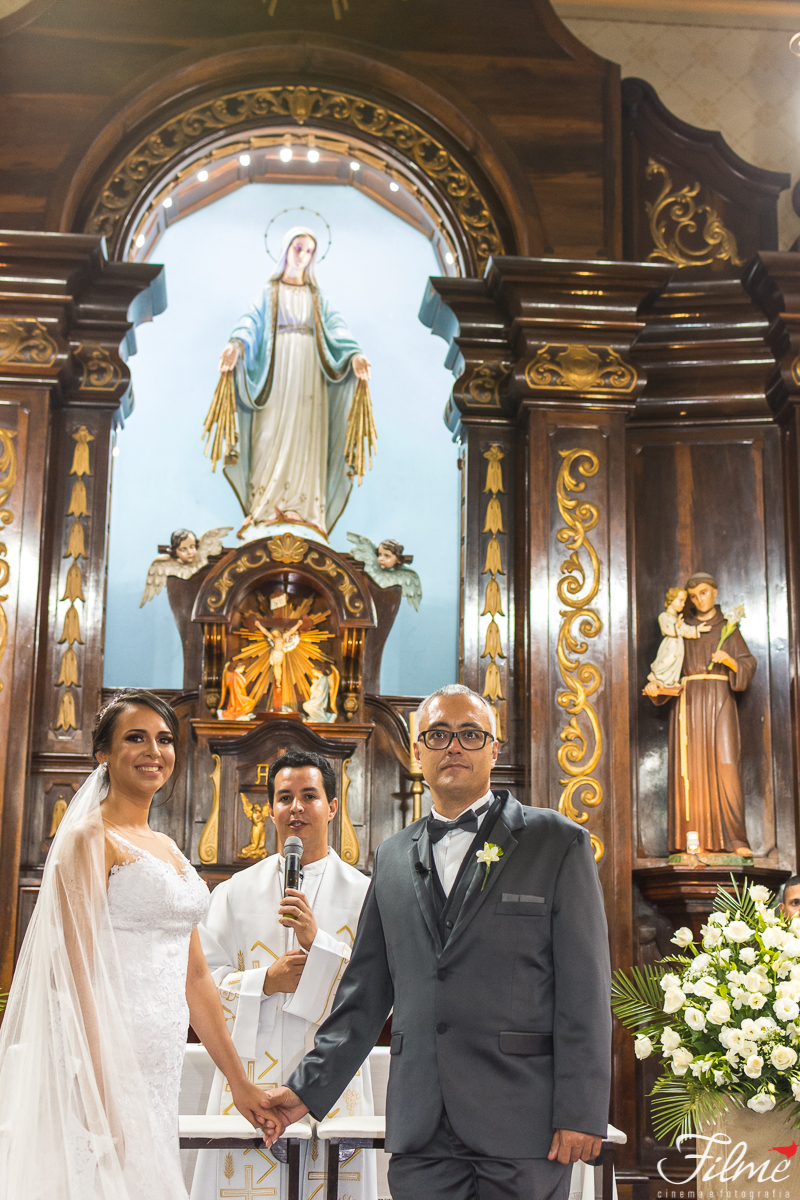 casal aguarda filho entrando com as alianças