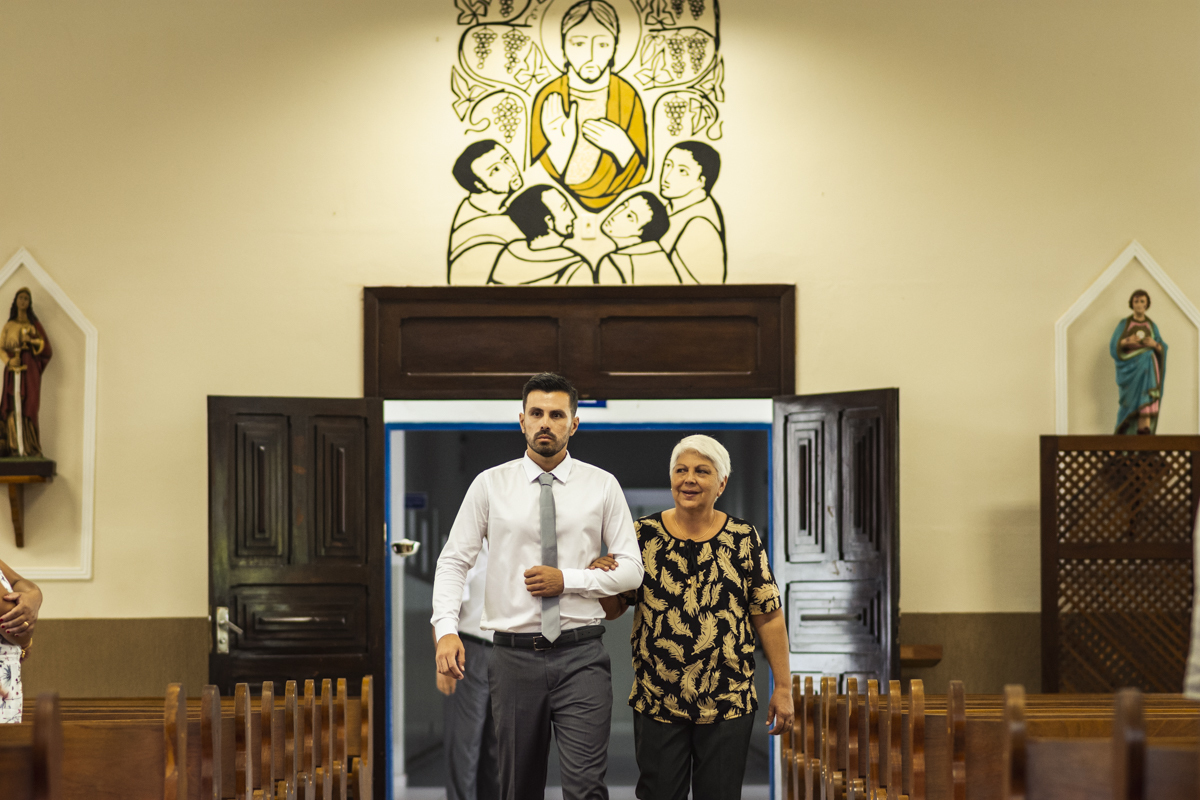 noivo entrando na igreja