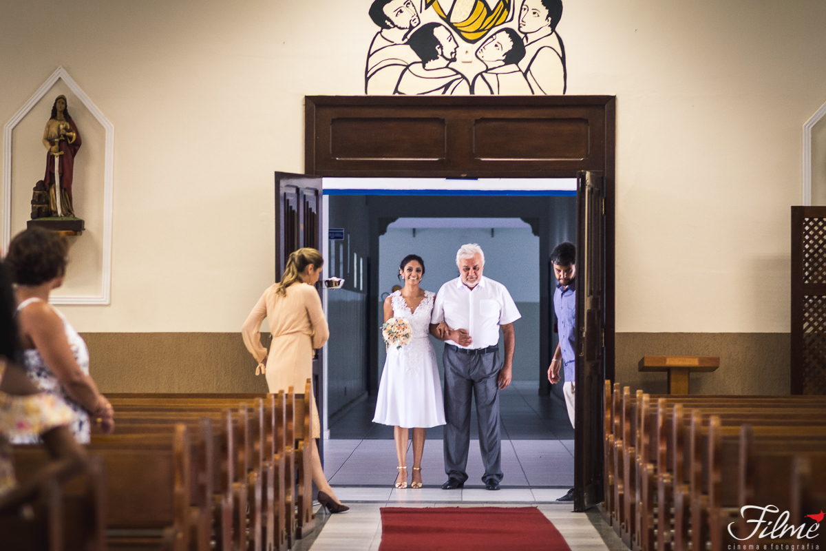 noiva entrando na igreja