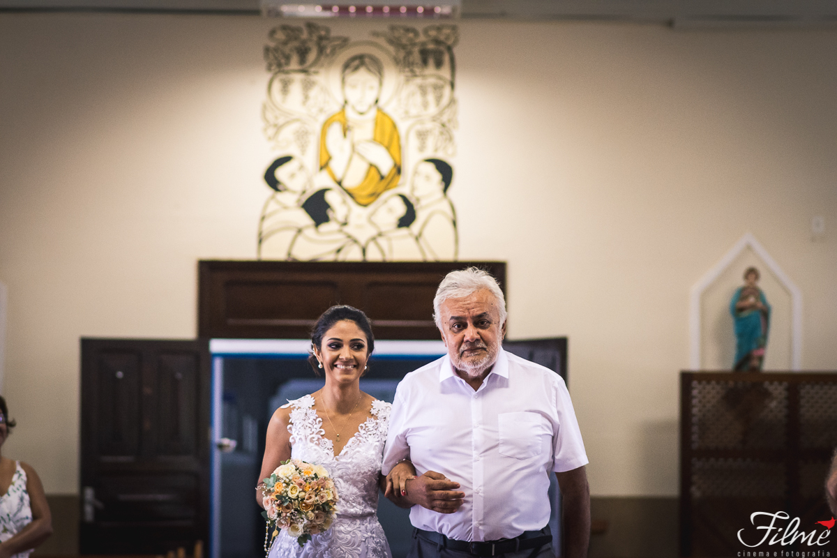 noiva sorrindo para convidados 