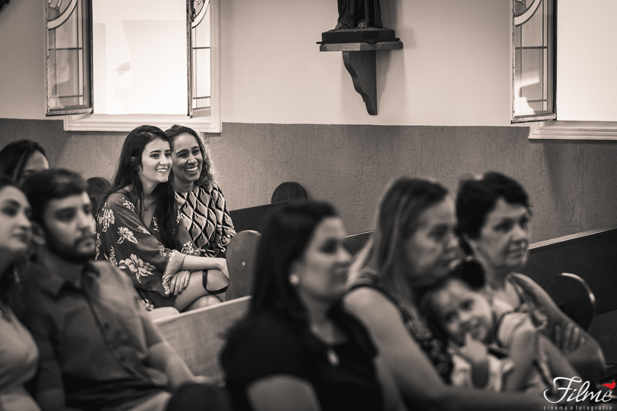 primas da noiva sorriem na assembléia