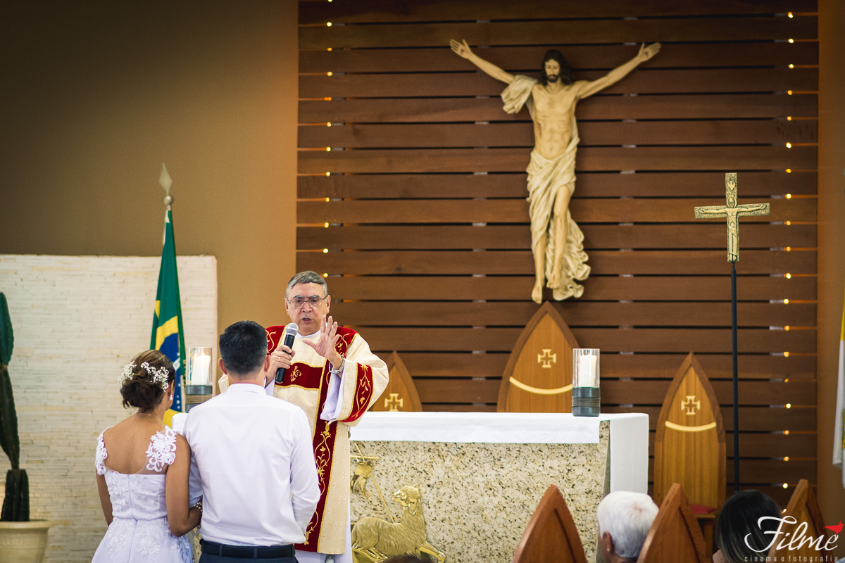 detalhe dos noivos com jesus cristo na igreja