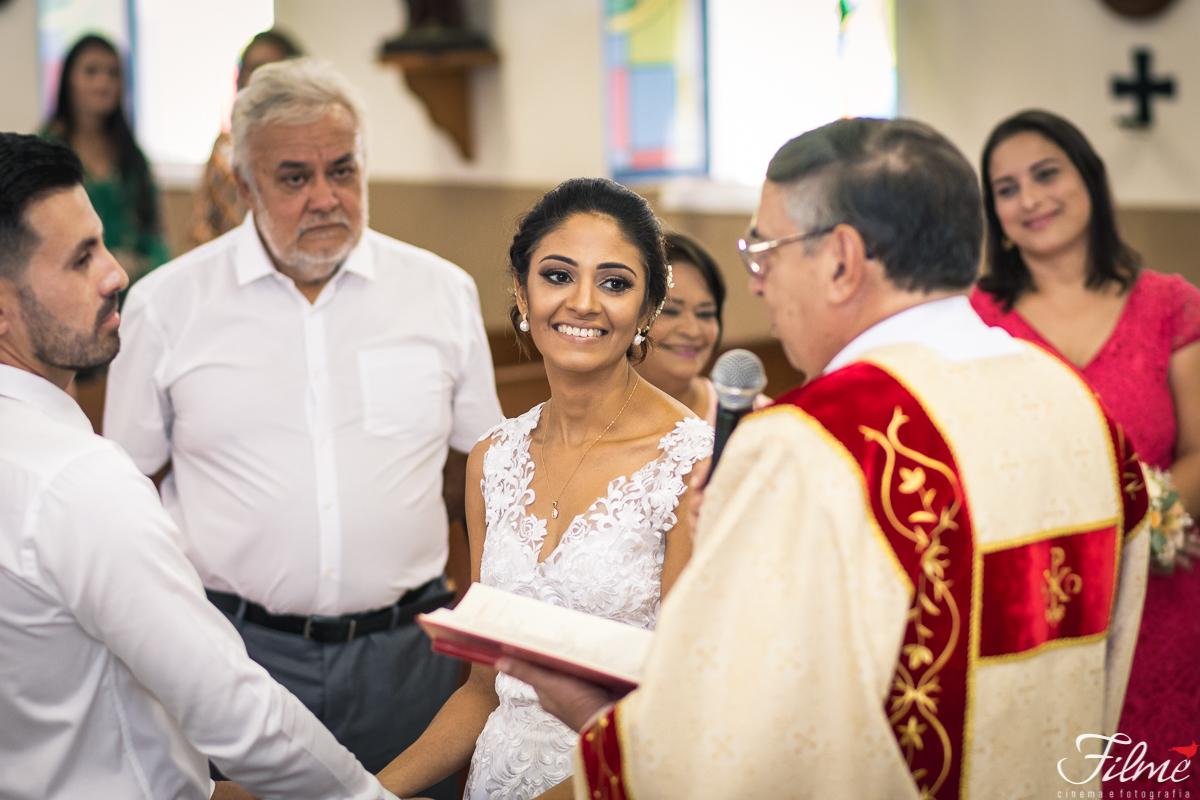 noiva sorri para diácono
