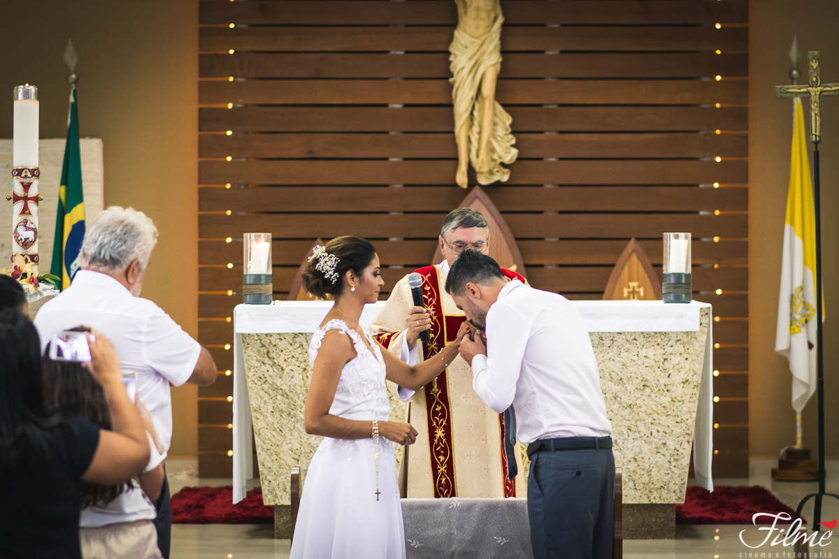 noivo beja a mão da noiva