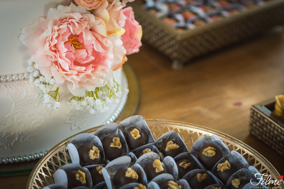 detalhe do bolo e de docinhos