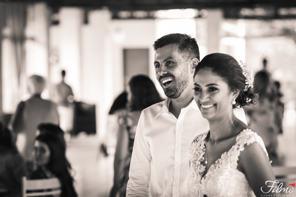 noivos comemoram na festa