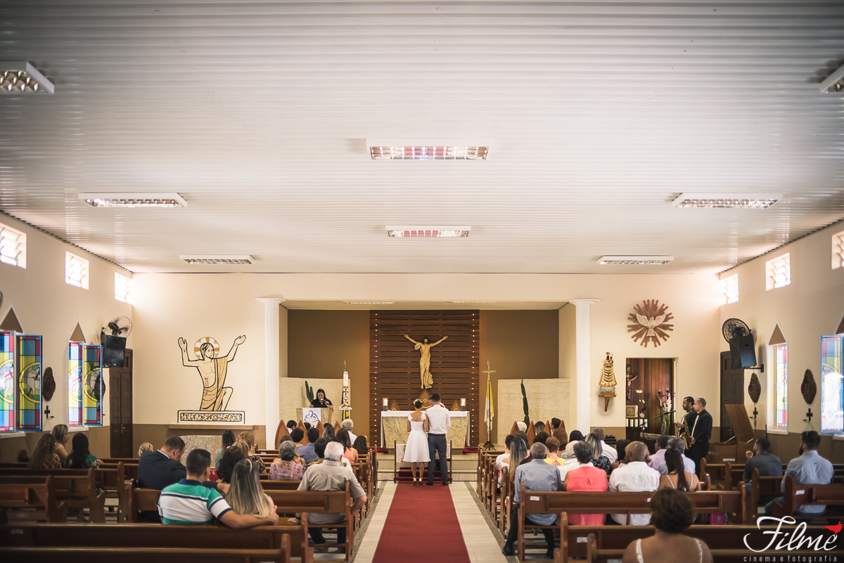 plano geral da igreja e convidados